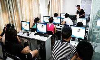 学员正在认真听老师讲课