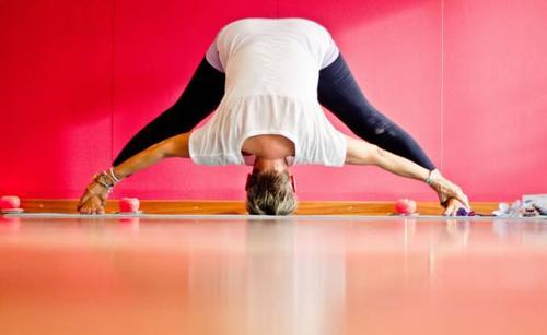 悠季瑜伽培训学院