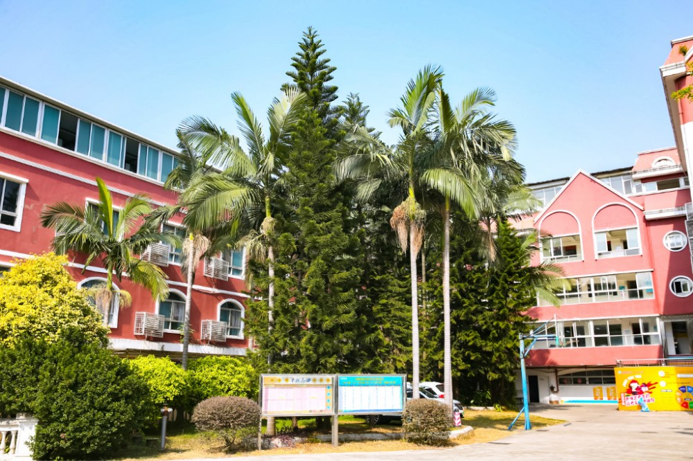 黄小红 / 全日制学校总校长 黄小红 / 全日制学校总校长