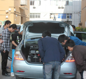 参观电动汽车的结构