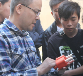 讲解电动汽车维修塞