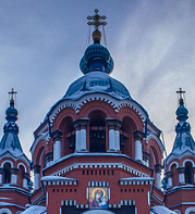 日出下的红色教堂 