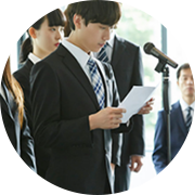 拿着演讲稿照着念 逻辑混乱，结结巴巴