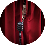 还没上台就心跳加速 大腿抖个不停