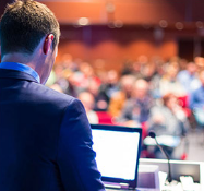 目前来说，我国普通大众对演 讲的认知是十分狭窄、局限的