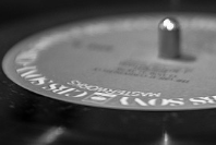 那听碟片？——也行不通。