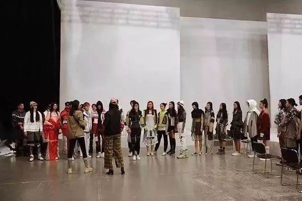 广州秀丽服装入门课程服装设计速成班收费多少？