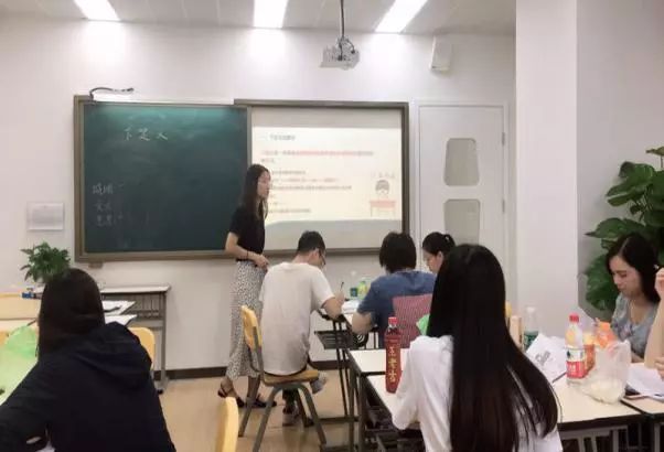 為了給孩子們更高效的課堂卓越教育老師也太拼了！