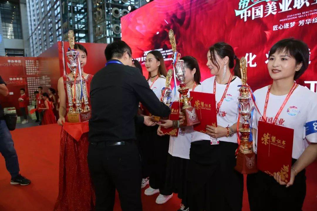 深圳首腦美容學校明星學員成功故事連載中！