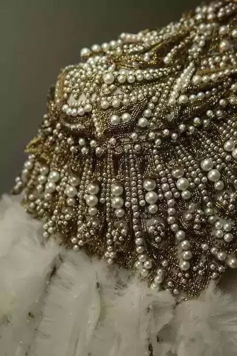 广州秀丽告诉您服装灵感素材， 面料再造的N种可能！