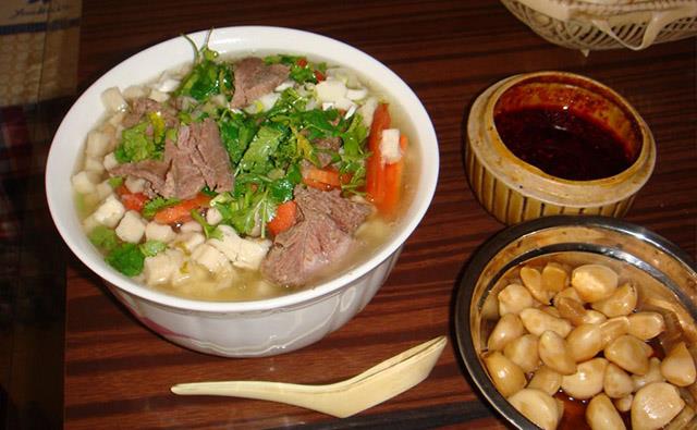 羊肉泡馍的背景及特点 羊肉泡馍的背景及特点