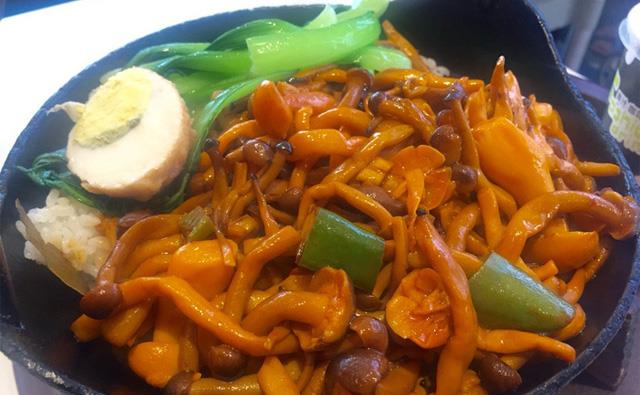 特制吊锅饭的背景及特点 特制吊锅饭的背景及特点