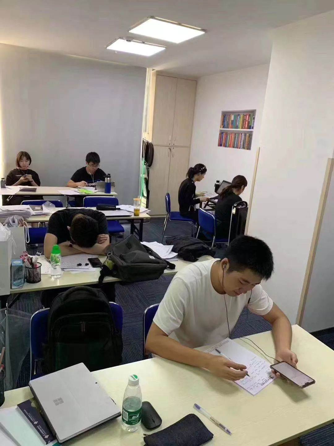 学生学习场景