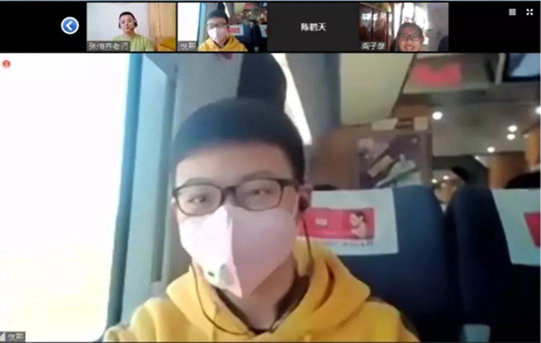 在返京高铁上做好防护措施上课的蔡俊熙 在返京高铁上做好防护措施上课的蔡俊熙