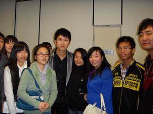 金亚伟参加《饭没了秀》节目现场制作，老师和学员们与“强子哥哥”（中）合影