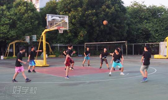 學(xué)校籃球場