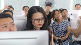 学生认真上课 学生认真上课