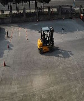 成都中天学校叉车训练