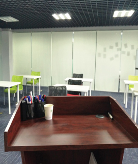 东莞艾肯外语学校环境老师讲台