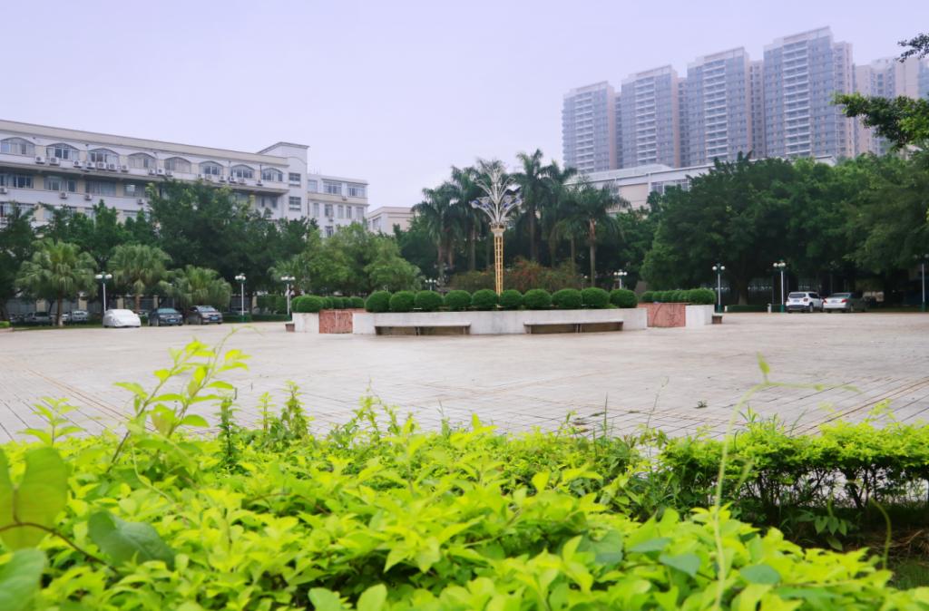 广州工商学院花都校区 文化广场 广州工商学院花都校区 文化广场