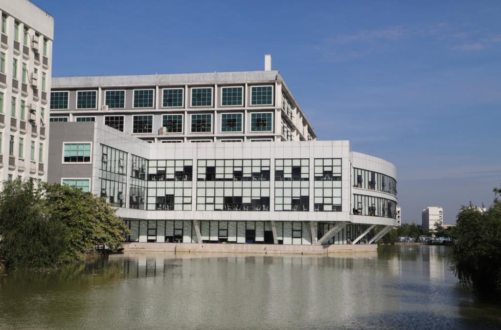 广州工商学院三水校区 图书馆湖畔 广州工商学院三水校区 图书馆湖畔