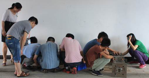 模具设计学生在练习拆模、装模 模具设计学生在练习拆模、装模