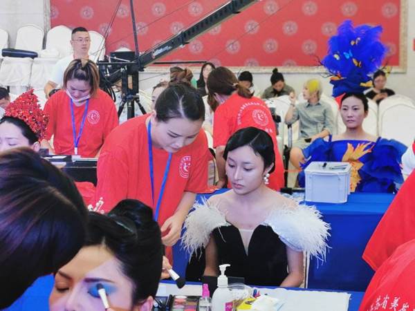 集红堂彩妆集训选手包揽江苏省职业技能竞赛冠亚军