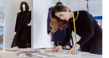 摄图网_500791055_女设计师认真工作（企业商用）