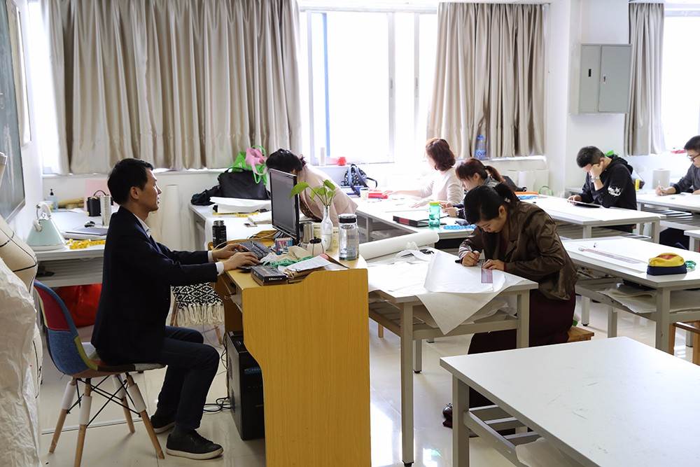 深圳深鹏服装设计学院绘画制版室 深圳深鹏服装设计学院绘画制版室