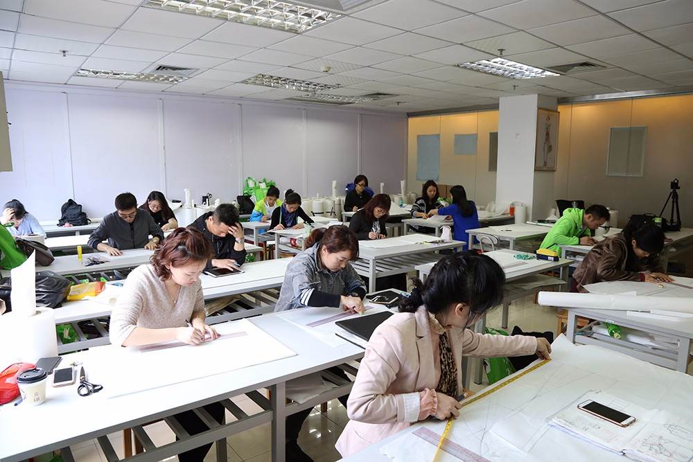 深圳深鹏服装设计学院绘画制版室 深圳深鹏服装设计学院绘画制版室