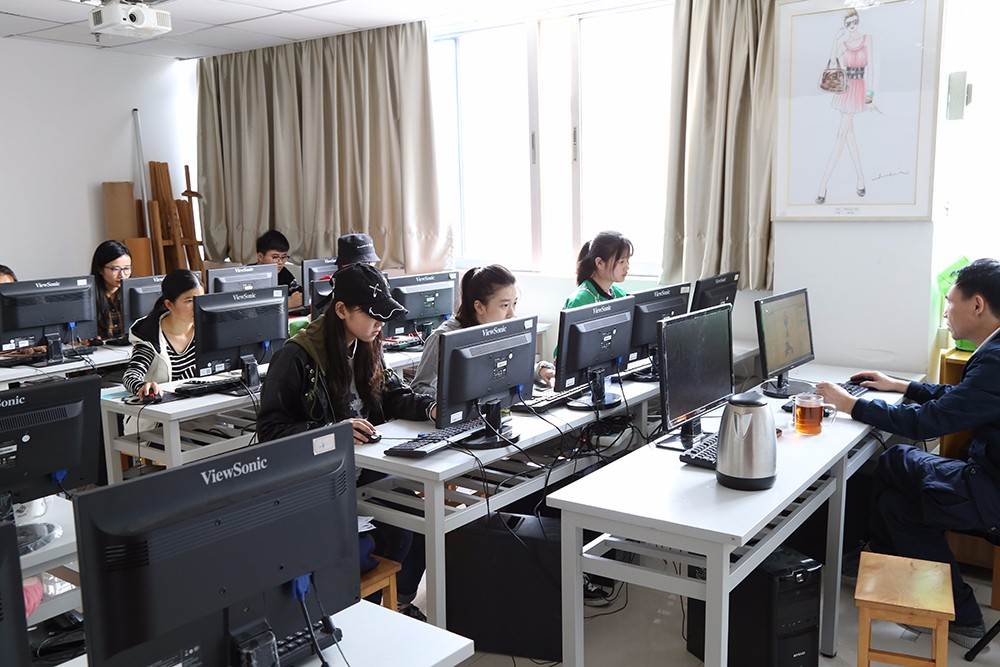 深圳深鹏服装设计学院电脑机房 深圳深鹏服装设计学院电脑机房