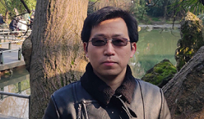 高级服装设计师：周老师