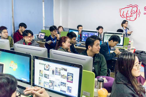 聚精会神的同学们 聚精会神的同学们