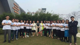 纳崧国际师生合影