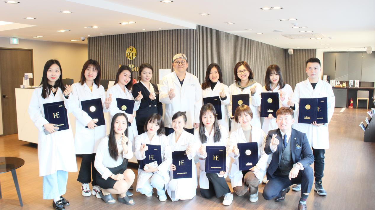 上海韩辰怡美国际美业培训学院学员合影 上海韩辰怡美国际美业培训学院学员合影