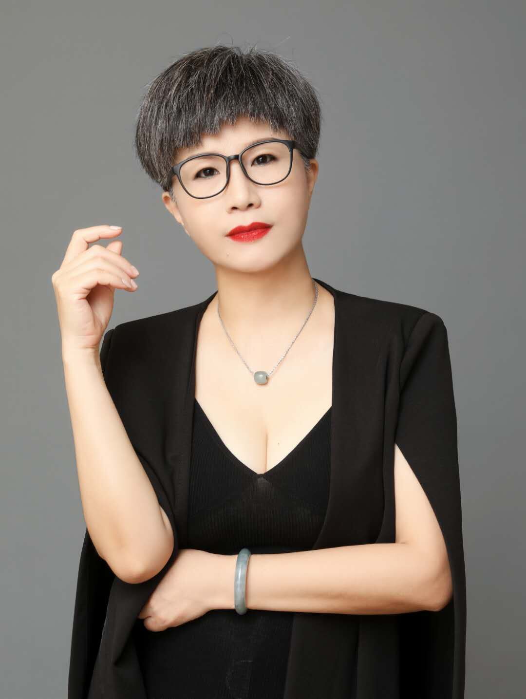 上海伊尚美薇美甲纹绣培训学院师资介绍-王老师 上海伊尚美薇美甲纹绣培训学院师资介绍-王老师