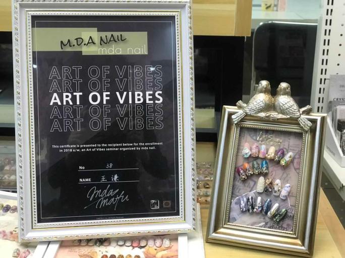 2019.1 获得日本美甲大师Mayu·M.D.A Nai"Art of Vibes"课程认定资质 2019.1 获得日本美甲大师Mayu·M.D.A Nai"Art of Vibes"课程认定资质