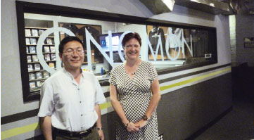 王琦校长与Gnoron学校院长合影 王琦校长与Gnoron学校院长合影
