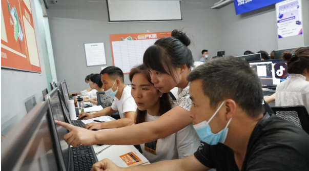 参训老师认真学习中 参训老师认真学习中