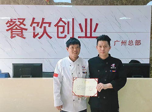 颁发学员证书