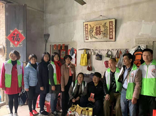 与老人合影留念 与老人合影留念