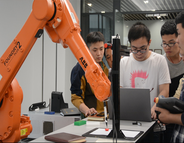 老师为学员展示PLC自动化 老师为学员展示PLC自动化