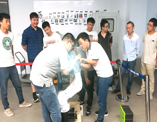 学员正在焊接零部件 学员正在焊接零部件