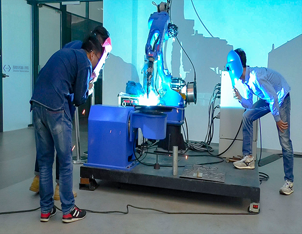 学员在观看机械手臂制作过程 学员在观看机械手臂制作过程