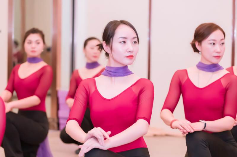 9 优雅仪态形体礼仪培训师蹲姿训练