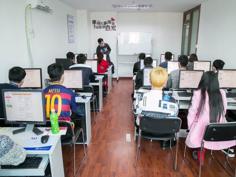 学员正在认真听老师讲课