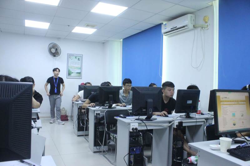 课间练习老师在监督学员