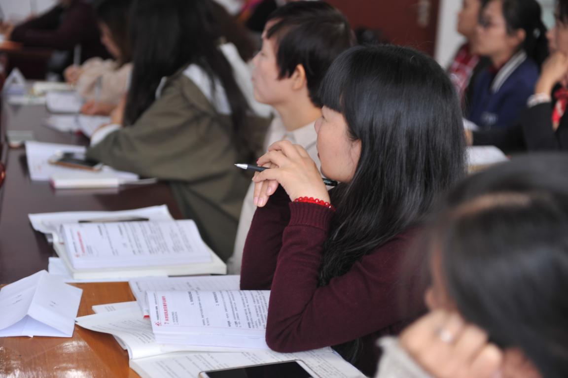 学员认真听讲 学员认真听讲