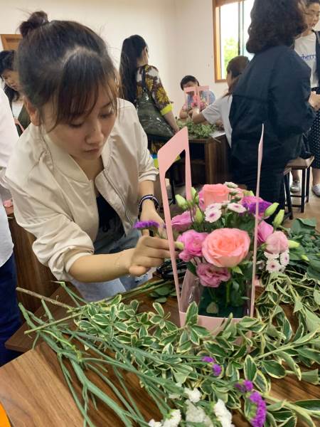 学员学习插花 学员学习插花