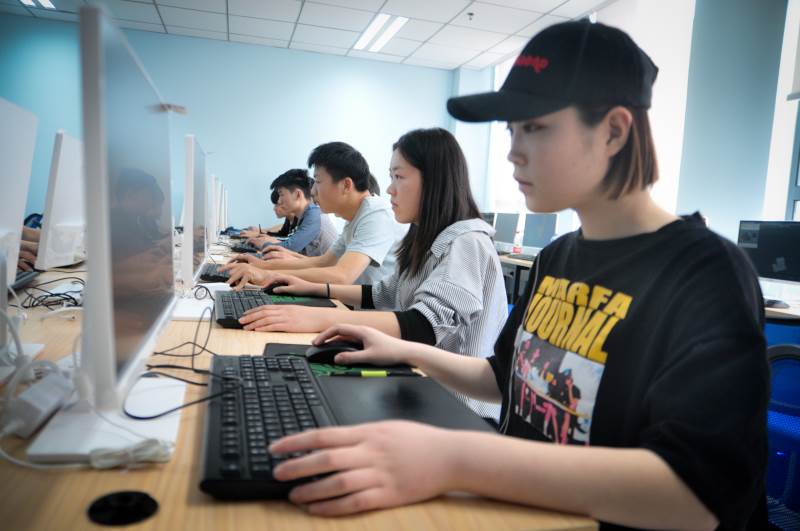 学员认真学习 学员认真学习